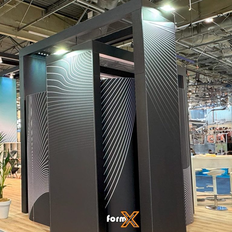 System Messebau mit Designanspruch Nahaufnahme einer Design Besprechungskabine auf einem Messestand