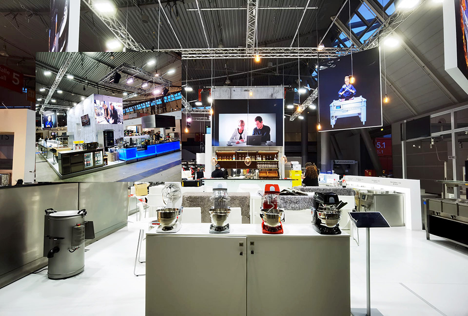 Messestand von formX 2024 in Stuttgart Messestand mit 2 integrierten LED-Wänden und effektvoller Exponat-Präsentation, großer und stilvoller Cateringbereich für Besucher